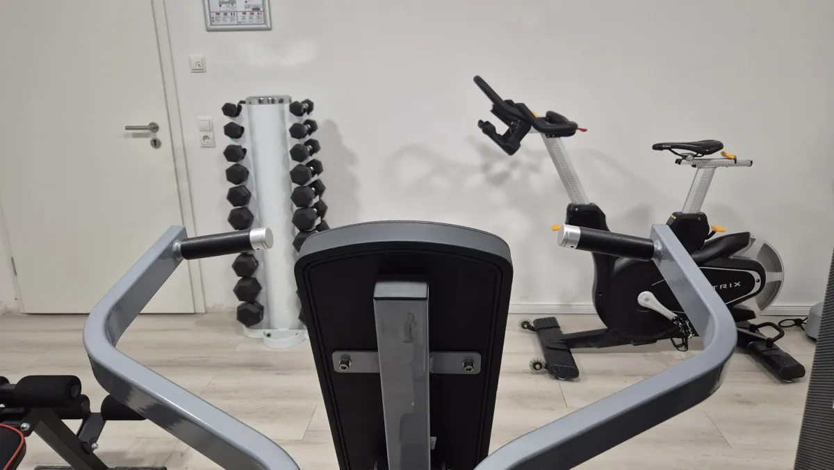 Fahrrad-Heimtrainer im Fitnessraum des FairSchlafen Boutique Hotels in Neustadt in Holstein